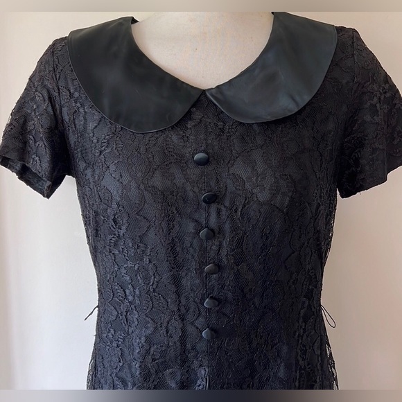 Vintage 1960’s.Black Lace Wiggle Dress. PeterPan Silk collar,front buttons.US8. - Picture 2 of 8